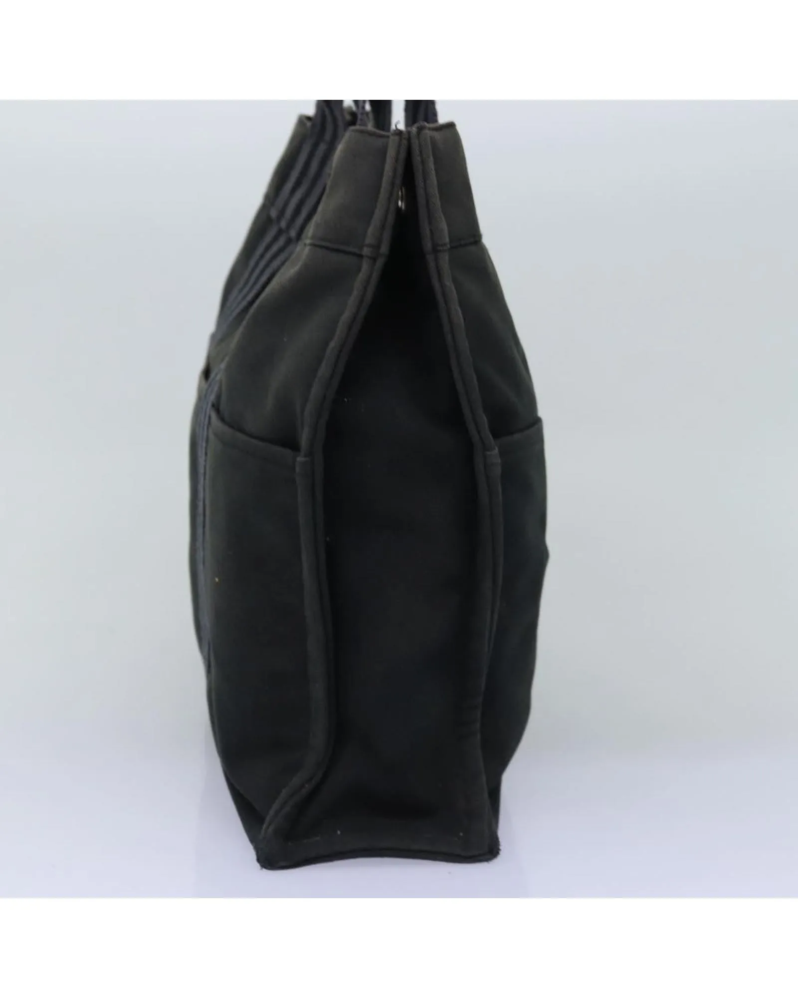 Canvas Hand Bag with Multiple Uses and Genuine Appeal