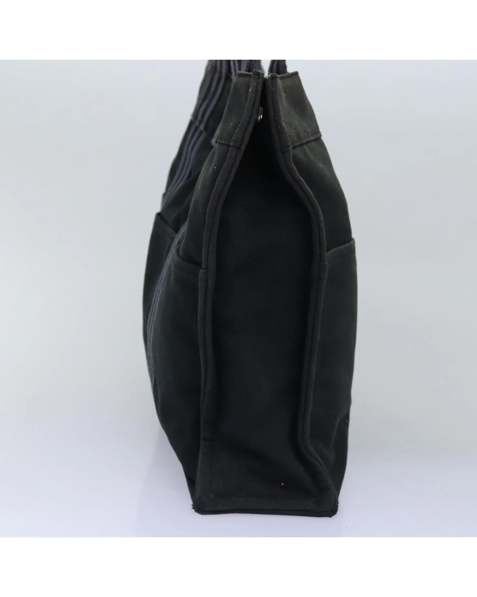 Canvas Hand Bag with Multiple Uses and Genuine Appeal