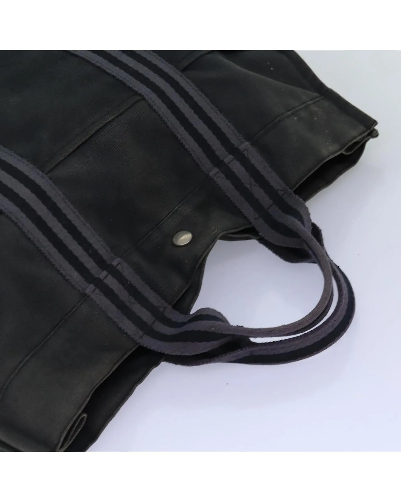 Canvas Hand Bag with Multiple Uses and Genuine Appeal