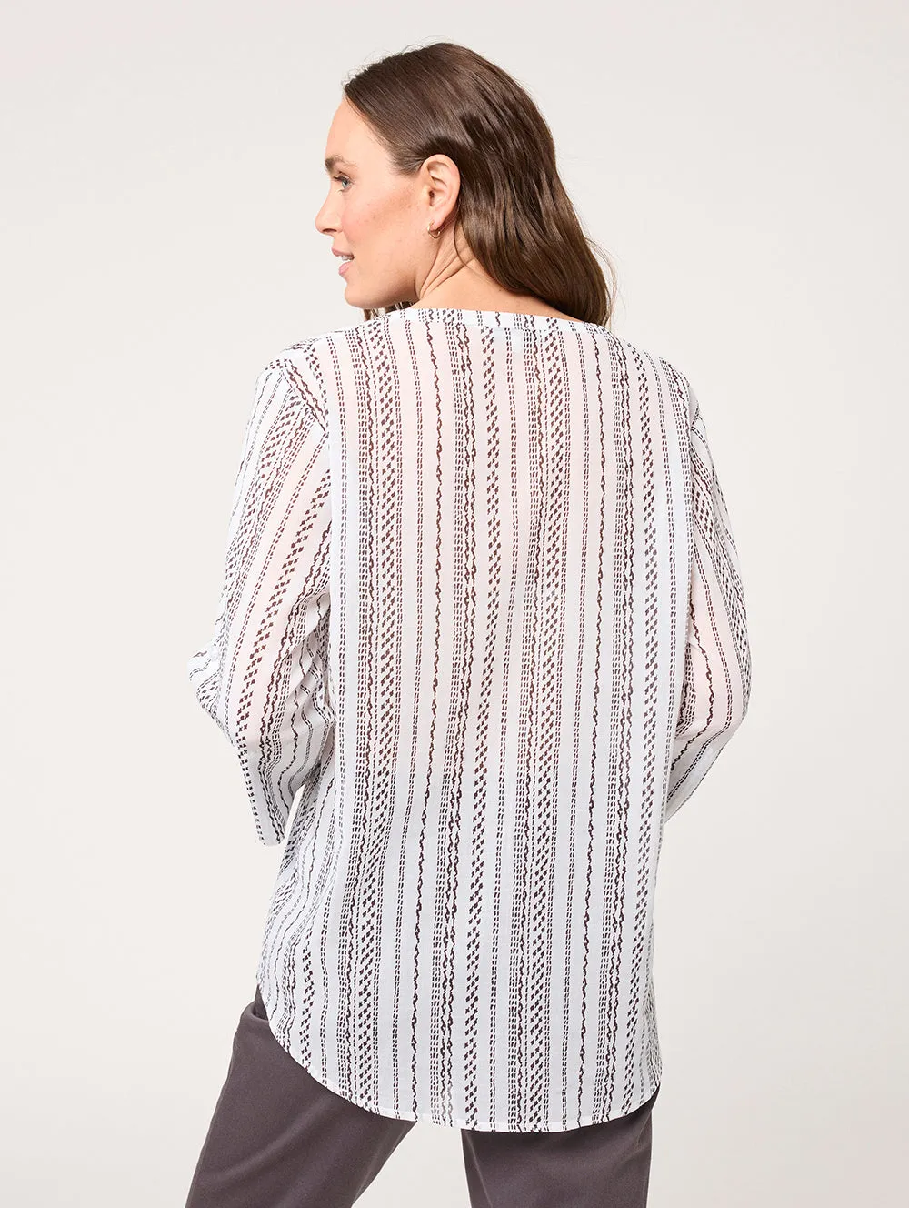 Sure! Heres a possible optimized title with descriptive modifiers:

Elegant Jade Green 3/4 Sleeve Blouse for Women - Lightweight and Stylish Top for Work or Casual Wear

This title includes modifiers like Elegant, Green, Women, Lightweight, and Stylish, which add more detail and appeal to potential buyers.