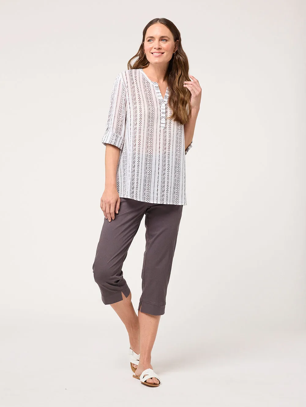 Sure! Heres a possible optimized title with descriptive modifiers:

Elegant Jade Green 3/4 Sleeve Blouse for Women - Lightweight and Stylish Top for Work or Casual Wear

This title includes modifiers like Elegant, Green, Women, Lightweight, and Stylish, which add more detail and appeal to potential buyers.
