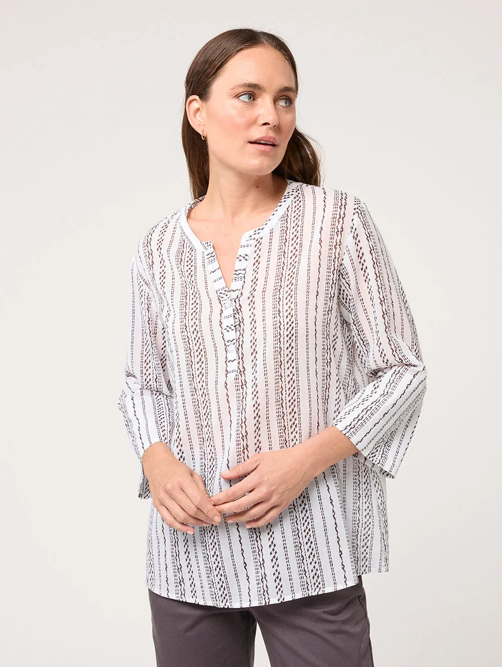 Sure! Heres a possible optimized title with descriptive modifiers:

Elegant Jade Green 3/4 Sleeve Blouse for Women - Lightweight and Stylish Top for Work or Casual Wear

This title includes modifiers like Elegant, Green, Women, Lightweight, and Stylish, which add more detail and appeal to potential buyers.